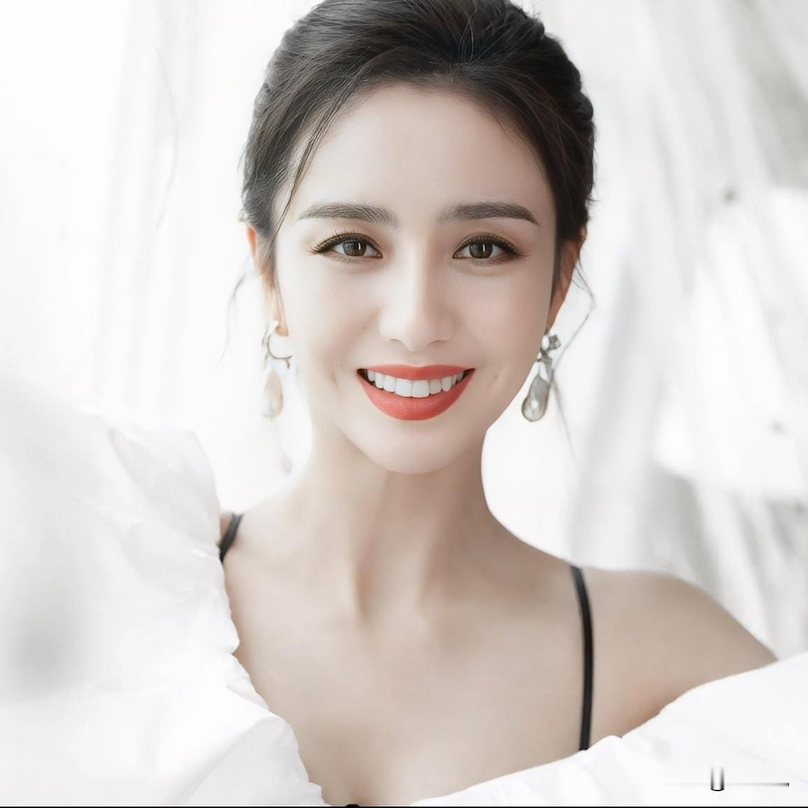 看完鲁豫这期访谈，
才终于明白：

佟丽娅的大女主剧本，根本不是离婚后才写的。
早在婚姻里，她就已经开始给自己铺路了。

以前大家提到她，第一反应就是陈思诚的老婆，长得漂亮，一个特别能忍的柔弱小女人。

但其实，她从来不甘心困在这些标签里。

2019年，她牵头并主演的舞剧《在远方·在这里》，就在国