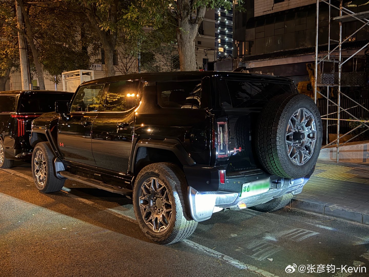 新一代的GMC 悍马EV SUV，第一次在路上见到上牌的，这车是真宽！右侧紧贴马路牙子，左边都出线了，和前面的魏牌高山MPV一比，高山都不高了。[允悲]

看了眼车主，40左右中年大叔，挺带劲的，你要说现在纯电新能源，能吸引到我的还真就是这些怪东西。[doge]#凯文聊车# ​