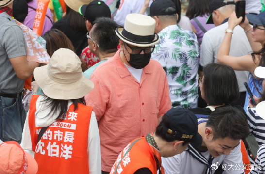 #蔡康永现身台独分子竞选会场#

这人老独比了。当年，他在《康熙来了》里给孙燕姿“下套”，燕姿没有中计坚称一个中国。后来，在金马奖颁奖典礼上，他又呛声黄渤“这是我家不是你家”，被黄渤强硬回怼“只见人骑马，不见马骑人”，回应两岸关系。

互联网是有记忆的，从前干过什么都是有迹可循的，现在 ​