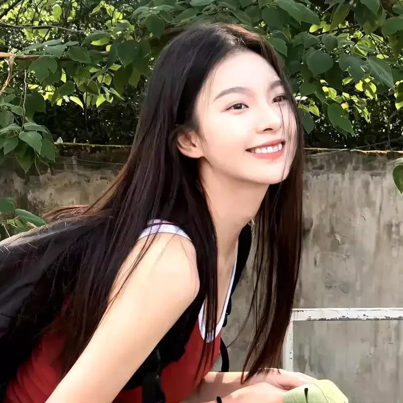 元气少女户外旅行，微笑定格美好时光！🌞💕