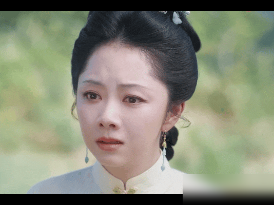 林锦岐早该认出许兰香就是沈嘉兰，全是破绽。
她自称兰儿，丫鬟哪配用小姐闺名里的字？还张口就报出沈嘉兰生辰八字，分毫不差。一个落难婢女，哪来的底气在林府嫡长子面前不跪不抖，反而在书房对峙时用眼神试探权力边界？
谭松韵演得妙，没把沈嘉兰演成苦情复仇女。雪地里长跪那场戏，浑身发抖嘴唇发白，眼底却一点没
