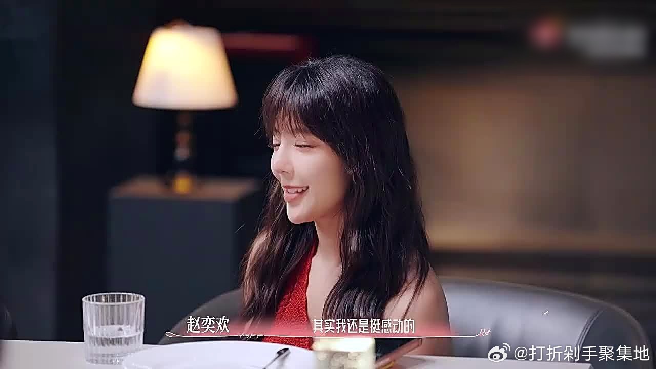 赵奕欢恋综无人搭话到逆袭：五个男人躲进厨房，她赤脚打架子鼓惊艳全场

39岁的赵奕欢拖着行李箱走进《有你的恋歌3》小屋，女嘉宾热热闹闹迎上前，五个男嘉宾却齐刷刷躲进厨房做饭，没有一个人出来接句话。她站在原地，自己说完自我介绍，礼貌又孤单。

更扎心的是盲听选歌。她看好朱子宇，见面后对方 ​