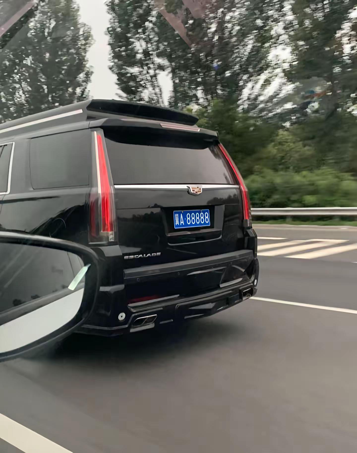 冀A是实力 88888是这一块儿的势力！豹子号 凯迪拉克