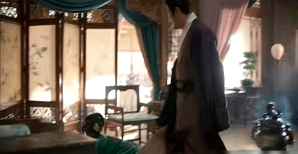 结婚6年没圆房。这哪是结两姓之好，分明是把两个仇人硬塞进同一张拔步床。

刘学义和李梦在新剧里，彻底撕碎了古装剧先婚后爱的遮羞布。门当户对的联姻背后，是整整6年连睡觉都睁着一只眼的互相防备。

李梦演的正妻根本不装贤良。她端着茶盏冷笑，明面刁难谭松韵，背地里早给自己找好了退路。这对夫妻逢年过节敬茶敬