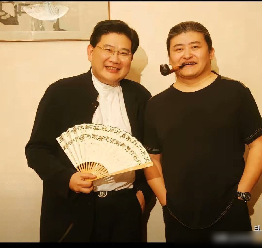 曹可凡又发文悼念名人，底下评论却吵翻了天，说他找到了流量密码。
很多人觉得这事挺晦气，但你真去翻翻他20年前的老底，就会发现，这根本不是什么流量密码，而是他的初心。
2003年，文学大师施蛰存去世，媒体连名字都写错，这事刺痛了曹可凡，他决心创办《可凡倾听》，用影像记录下这些时代巨匠。
为了采访