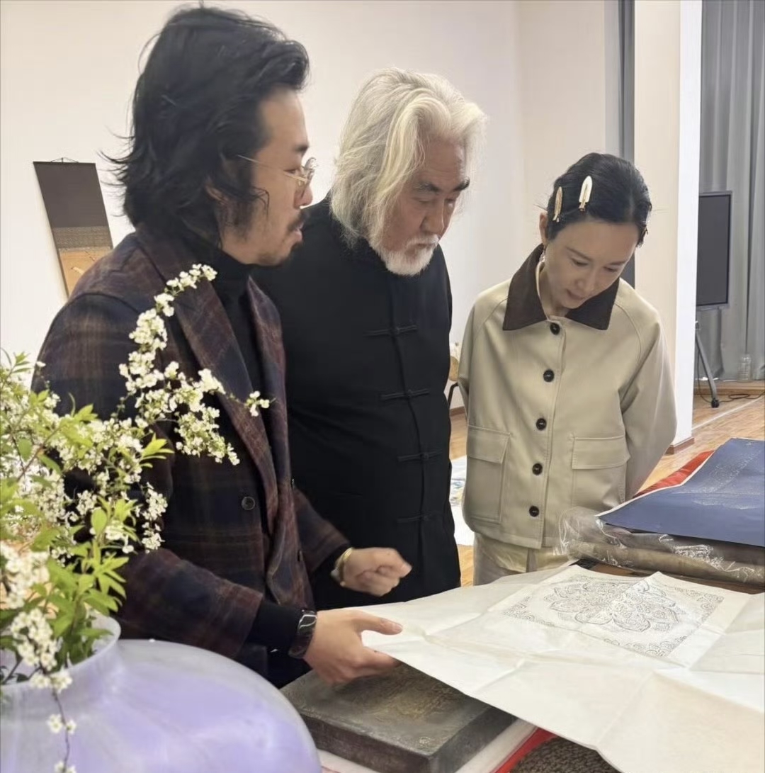 75岁张纪中腰板笔直走在前面，44岁杜星霖穿得像保洁阿姨跟在后面，网友看懵：到底谁是老人