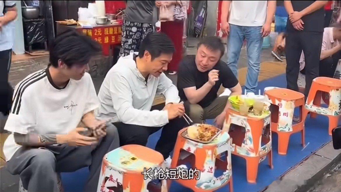 #雷军澄清早餐被骂装#吃个普通早饭也要被骂装，要是真给你看人家吃的比较好的时候。你又该不高兴了[允悲] ​