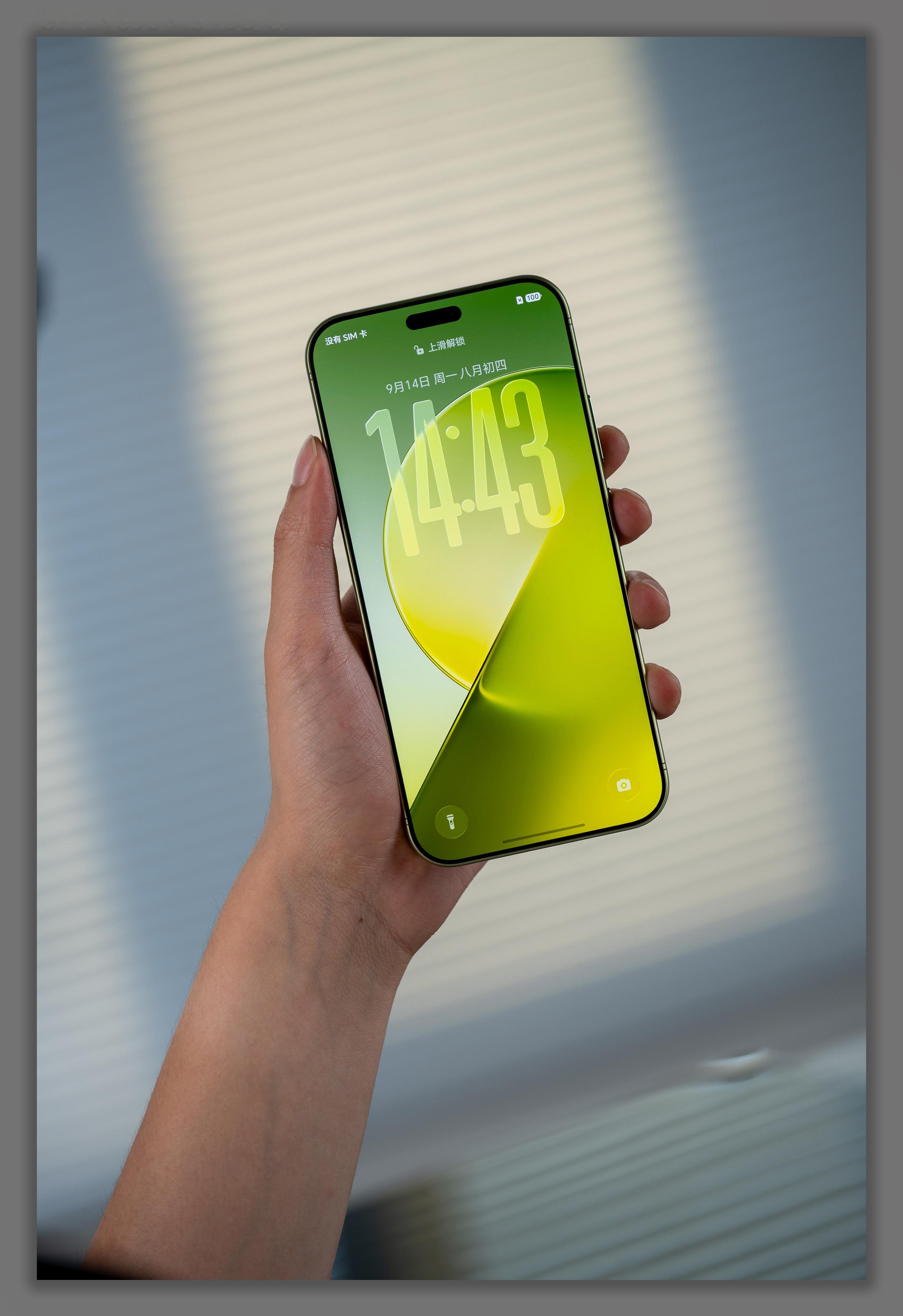 【荣耀Magic9 Pro Max图赏：苔青，更有质感的绿意】今年荣耀Magic9系列影像能力大幅提升，最重要的就是「影调更高级」和「视频能力大升级」，毕竟它相机上印的可是ARRI“大导之眼”[并不简单]全金属机身的扎实质感，配上很克制的青绿渐变，“更高级”是这一代荣耀超大杯的关键词。#荣耀Magic9全系开箱# ​