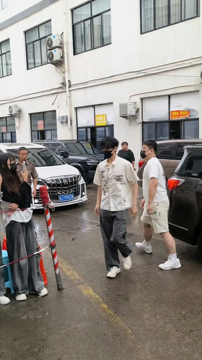 今日份刺棠张凌赫梁洁王弘毅安悦溪围读路透，为什么卢昱晓没来参加呀 ​