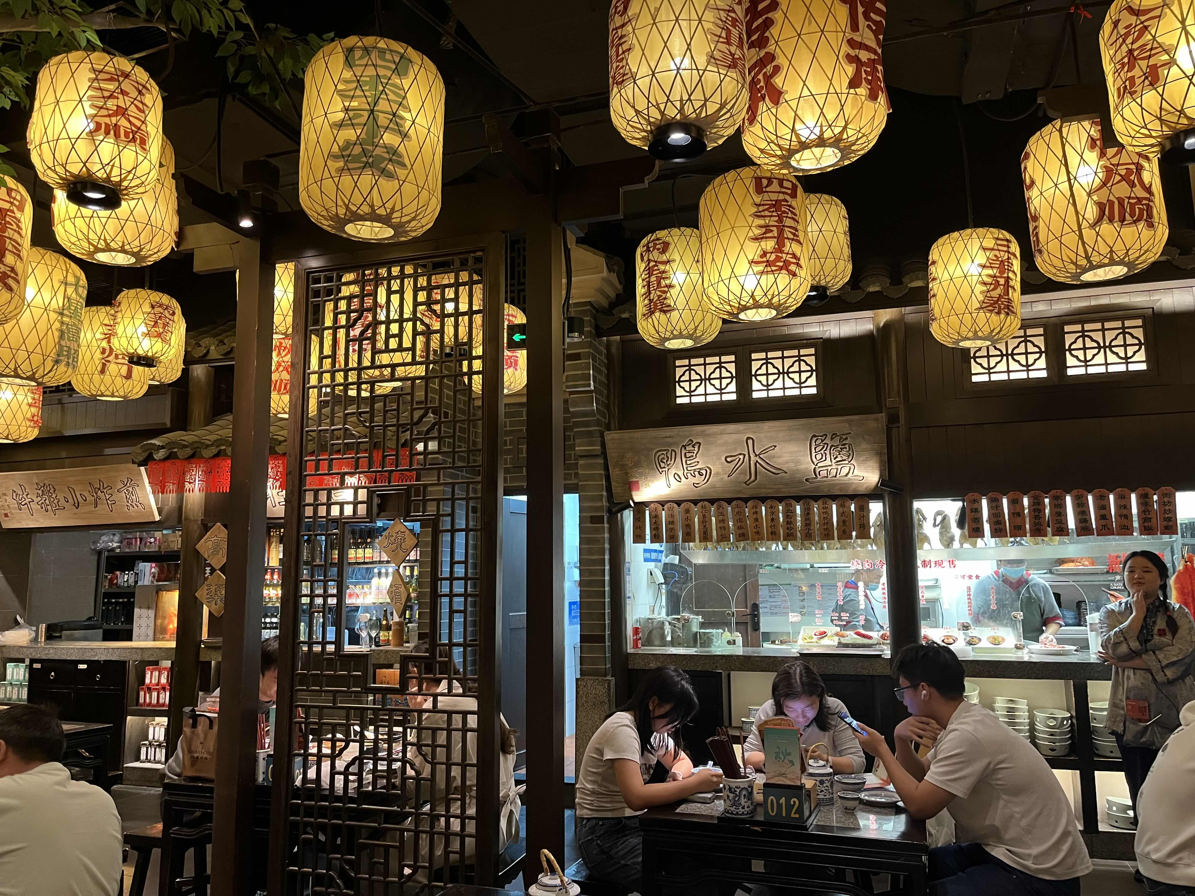 灯笼高挂，一桌好菜，旅途的快乐都藏在这顿饭里。