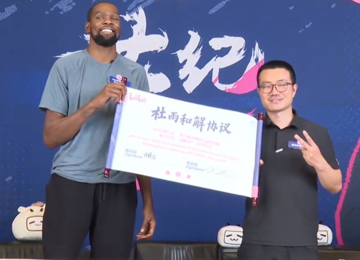 俩人有什么直接矛盾吗？确实，徐静雨在解说过程中对杜兰特真的很不屑，经常批判，有时候也确实是“黑”对方。

但这就成了一个噱头？徐静雨咖位还不够吧？只能说，挺有节目效果！[捂脸][捂脸][捂脸]

看来，一直黑一个人，真有流量！[大笑][大笑]
