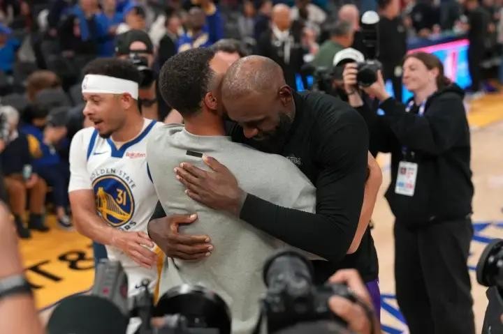 38岁库里少拿2000万续约勇士，腾出6400万空间瞄准约基奇字母哥，NBA历史首个6亿薪水先生做最后一搏
库里的新合同第二年薪资降至5570万美元，比他能拿的顶薪少了整整两千万。这不是姿态，是一笔精确到小数点后的战略投资。38岁、场均还能砍下26.6分的球员，本可以拿满每一分钱。
他选择不拿，说明