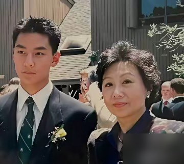 2014年，吴彦祖把市值过千万的经纪公司直接解散了。
老妈大肠癌复发，他带着老婆孩子从香港飞回三藩市，戏不拍了，钱不赚了。一个顶流男星，天天在医院端水陪床。最后那两个月，圈里没人找得到他。
回头看这家人，挺有意思。他妈是伯克利心理学博士，当过商学院院长，典型上海高知。他爸是电气工程师，最烦儿子进