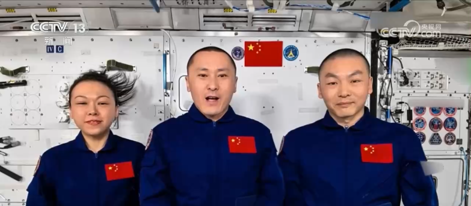 当千家万户仰望圆月团聚之时，400公里高空的天宫空间站里，神舟二十三号乘组从浩瀚太空，为全国人民送来跨越星河的中秋祝福。9月25日，恰逢中秋佳节，正在在轨执行任务的朱杨柱、张志远、黎家盈三位航天员，在“天宫”遥寄家国祝愿，这也是中国空间站建成之后，迎来的第四个中秋节。
 
此刻，三位航天员身在太空，