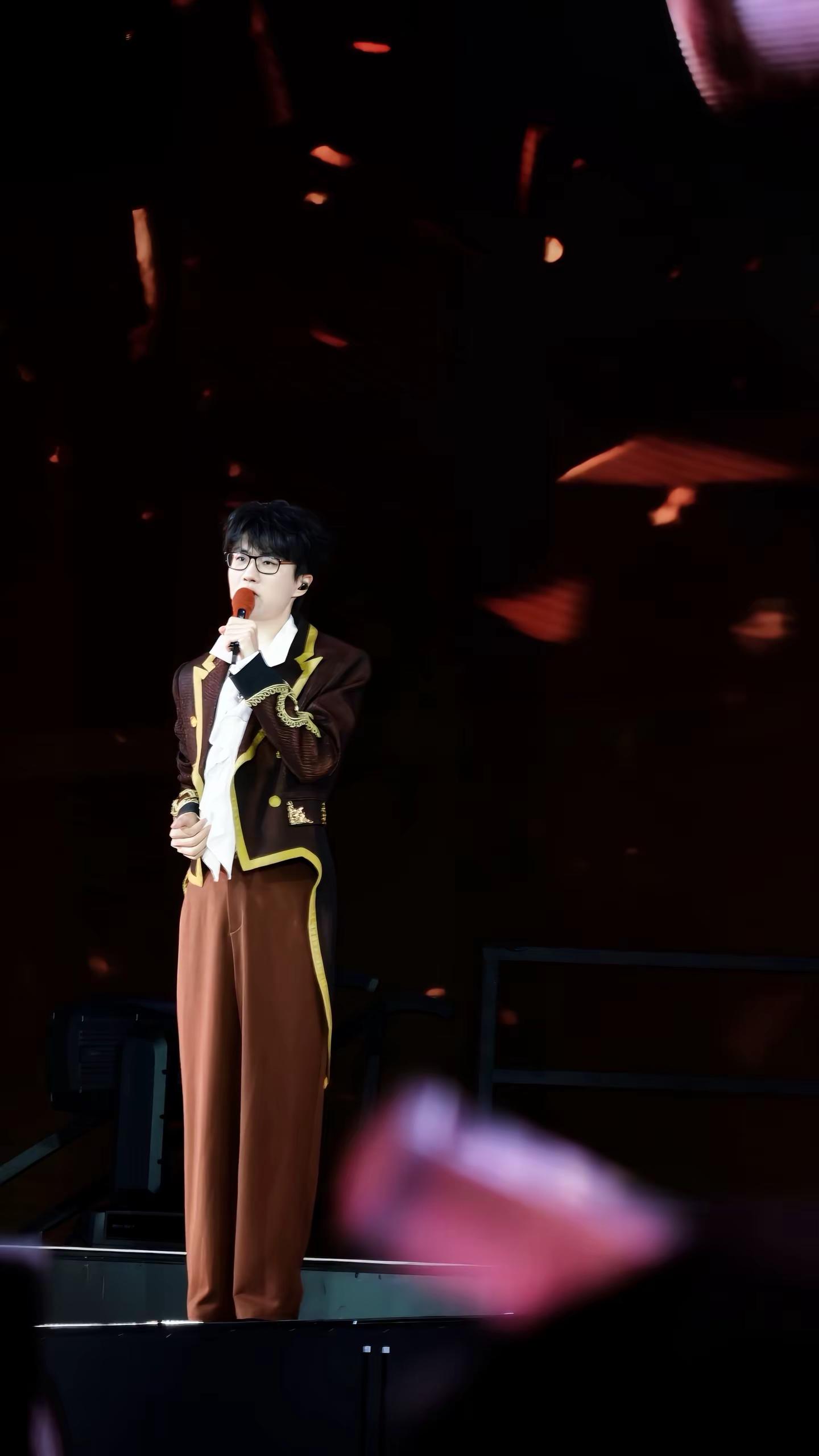 拍了点许嵩老师。向全世界安利许嵩 演唱会 演唱会现场记录 许嵩巡回演唱会