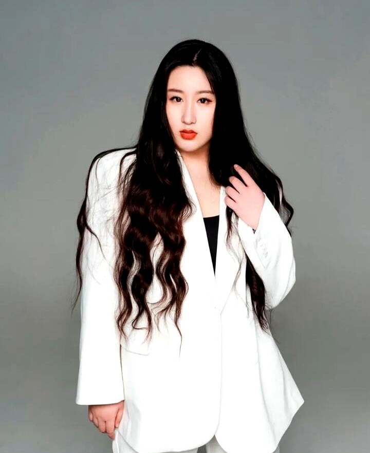 锤娜丽莎那句“太闲了就多找点事干”，硬生生被节目组一剪没。

录制现场她盯着屏幕，甩出那句“这纯粹是在完成自己的执念”。结果正片播出来，观众只看到她不明所以地抹眼泪，让她替人背了口大黑锅。

一开始她只看到张家齐妈妈发给女儿的零碎片段，确实红了眼眶。可等看清了这背后的全貌，眼泪瞬间憋了回去，火气蹭就