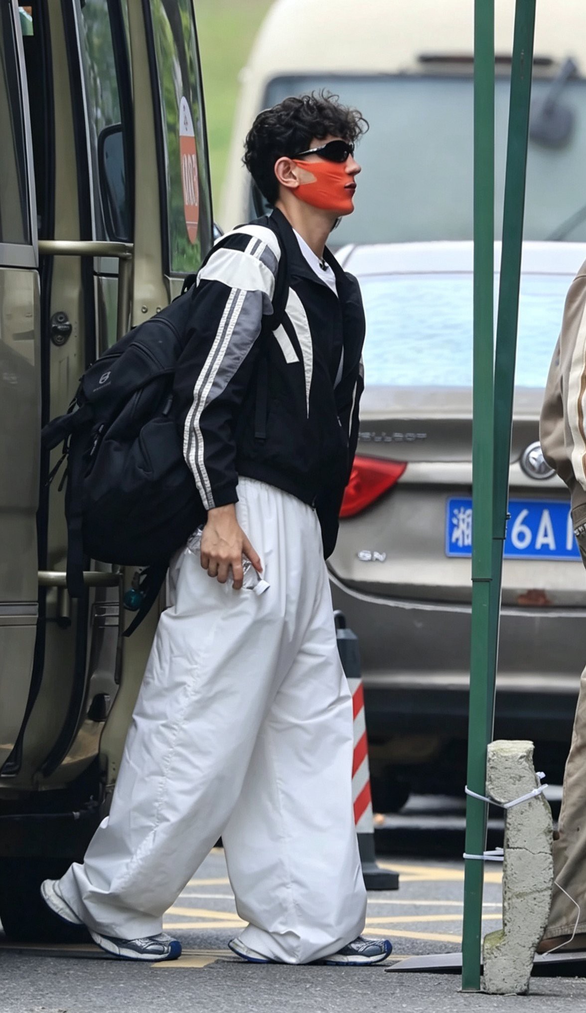 曹骏、陈若轩、米卡、艾热、王以太、余文乐、颜安、姚琛、郭晓东几位哥哥上班生图照，各位哥哥们看起来状态很不错嘛，期待今晚的二公哦。