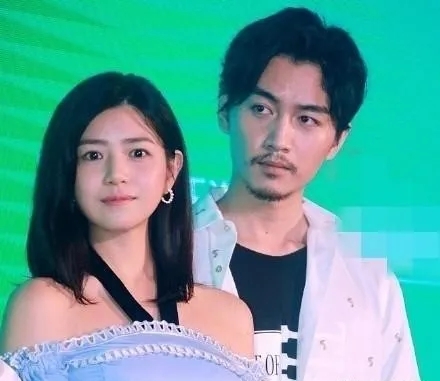 当初陈晓爱上陈妍希的时候，爱意表现得十分热烈，恨不得向全世界宣告这份爱情，轰轰烈烈走进婚姻。可感情褪去之后，也就体面分开，没有过多纠缠。
 
爱情本就很难长久，当初对待赵丽颖的时候，也是这般忽冷忽热。感情来时满腔热忱，爱意消散便归于平淡，世事往往就是这样。
 
很多人感慨，感情最经不起时间的考验，热