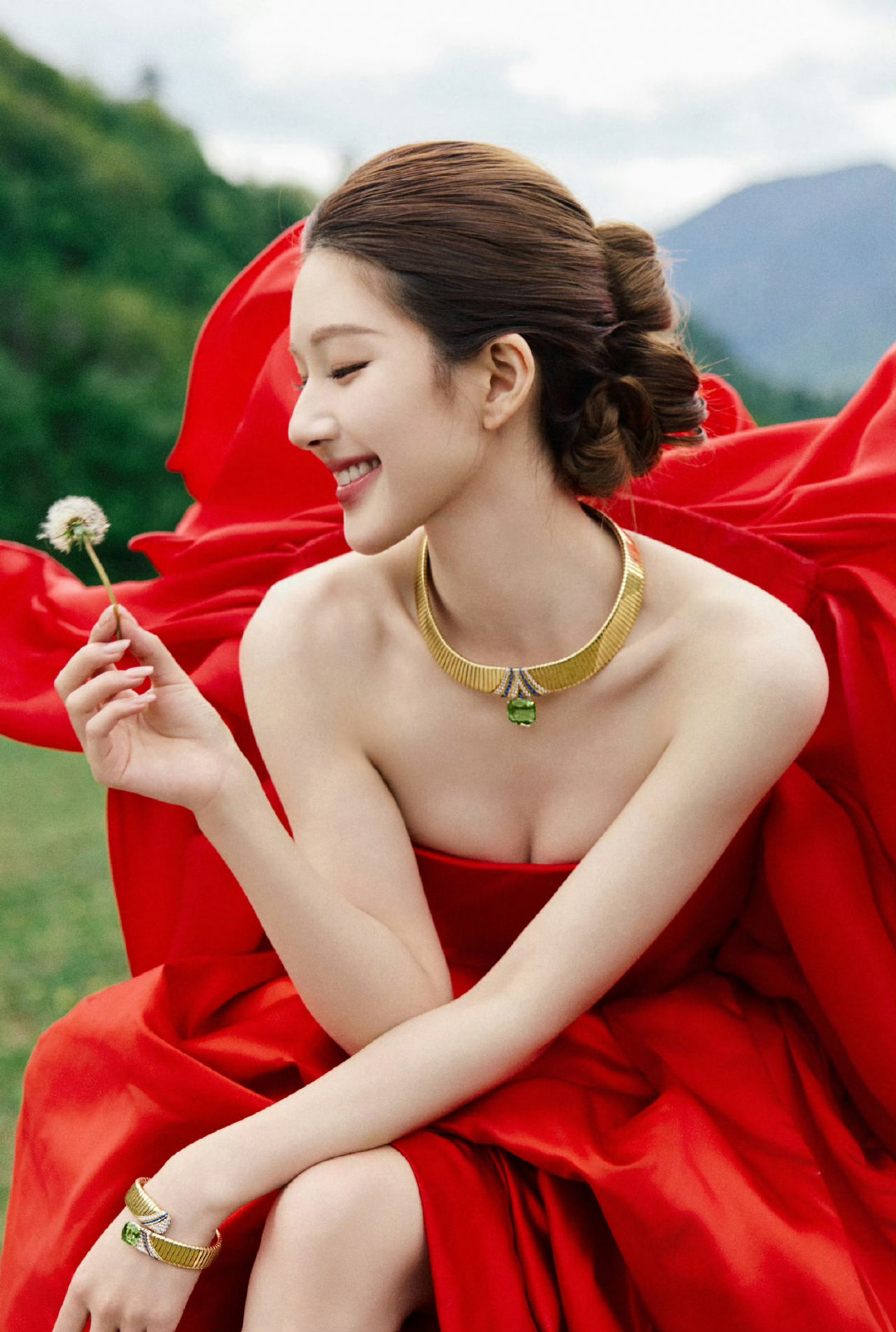 #宝格丽小公主缺席晚宴# 赵露思的宝格丽掉了吗？前段时间代言周大福的时候，粉丝说是双奢并行。 ​