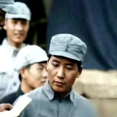 74岁的唐国强，又出来回应“谁叫王俊凯”那档子事了。当年一句随口问，被粉丝骂到关评论区。他说那天没戴眼镜，台下灯牌全糊成一片，真没看清。事后找人打听，线下碰见王俊凯，当面道了歉。对方赶紧摆手：别别别，唐老师。这事儿搁别人身上早翻篇了，搁他身上，被记了好几年。转头再看，鬼畜表情包满天飞，他也不恼，说年