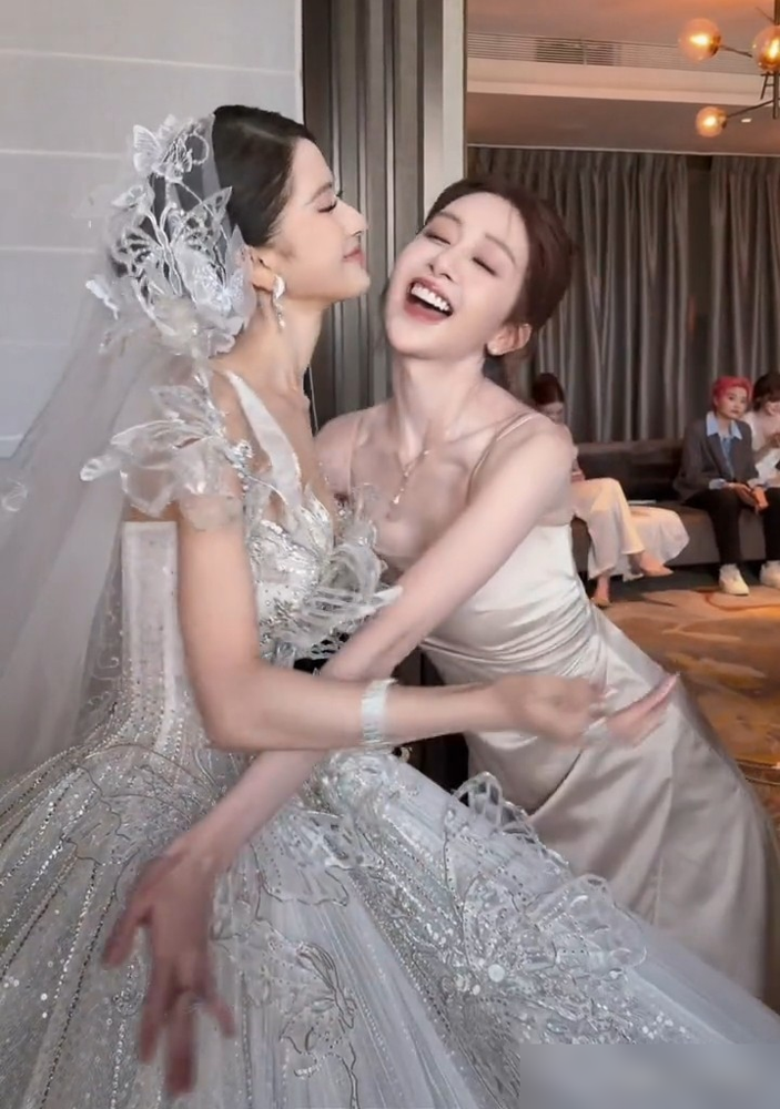 40岁的已婚妈妈去当伴娘，硬是凭一身少女感抢了风头？
梅尼耶的婚礼上，伴娘卓仕琳彻底火了。明明生过孩子，镜头前却嫩得掐出水。
全网都在疯传她今年40岁，惊叹这是什么神仙保养。
真相有点幽默，人家可是1992年出生的正宗90后。这40岁的梗，不过是之前小杨哥妻子在评论区留的一句玩笑，硬是被吃瓜群