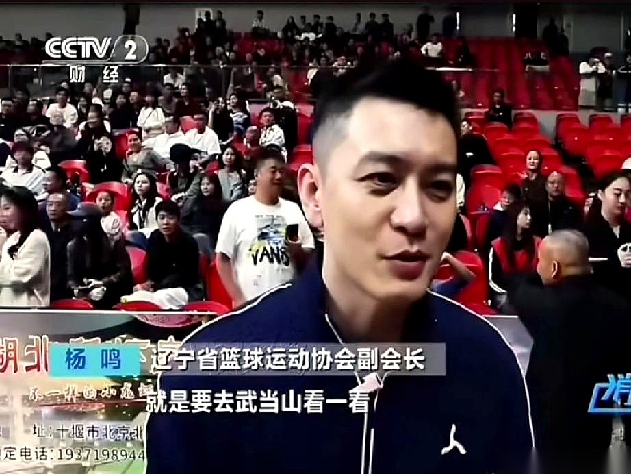就在前两天的CBDL决赛现场，央视的特写镜头直接推到了杨鸣脸上。屏幕下...