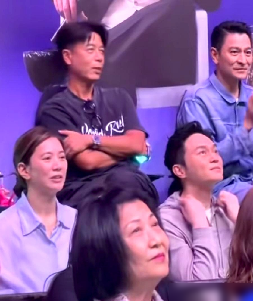 谭咏麟红馆尾场，镜头扫过观众席，李克勤老婆卢淑仪和袁咏仪素颜同框了。
卢淑仪戴个棒球帽，皮肤紧致，网友直接封神。旁边的袁咏仪呢，没化妆，被嘲普通老阿姨。
可这场演唱会，刘德华跳上台合唱，李克勤在台下挥手，张智霖全程牵着袁咏仪。陈百祥、苗侨伟，一堆老面孔，谁不是老？
谭咏麟74了还在红馆连开十场