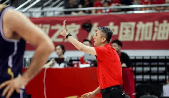 恕我直言！廖三宁还不是郭艾伦接班人，男篮热身赛打波黑，得到郭士强重用的...