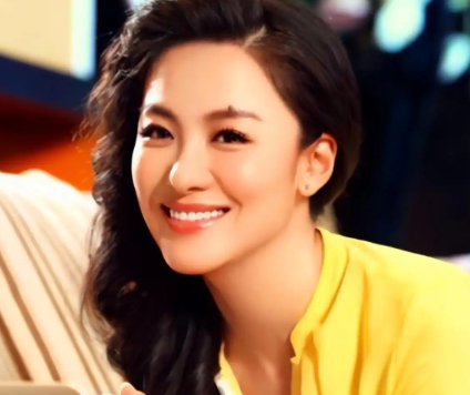 2008年《潜伏》开拍，沈傲君和孙红雷拍完吻戏后，她悄悄地对导演说：我给你100块钱，让我再拍两场吻戏，导演瞬间纳闷：这又是整的哪一出？ 

这句话后来传得很广，但2009年的同期报道给出的现场语境，与后来不少网络版本并不一样。同期报道并没有记载“悄悄”这个细节，而是明确写到，沈傲君看到孙红雷拍吻戏