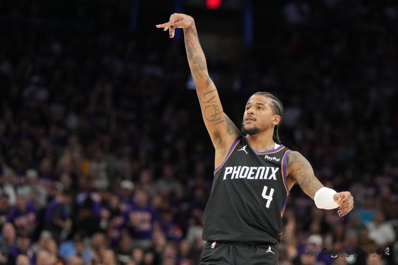 太阳队超级新星杰伦格林的三分真是无可救药了！在今天太阳半场67-75落...