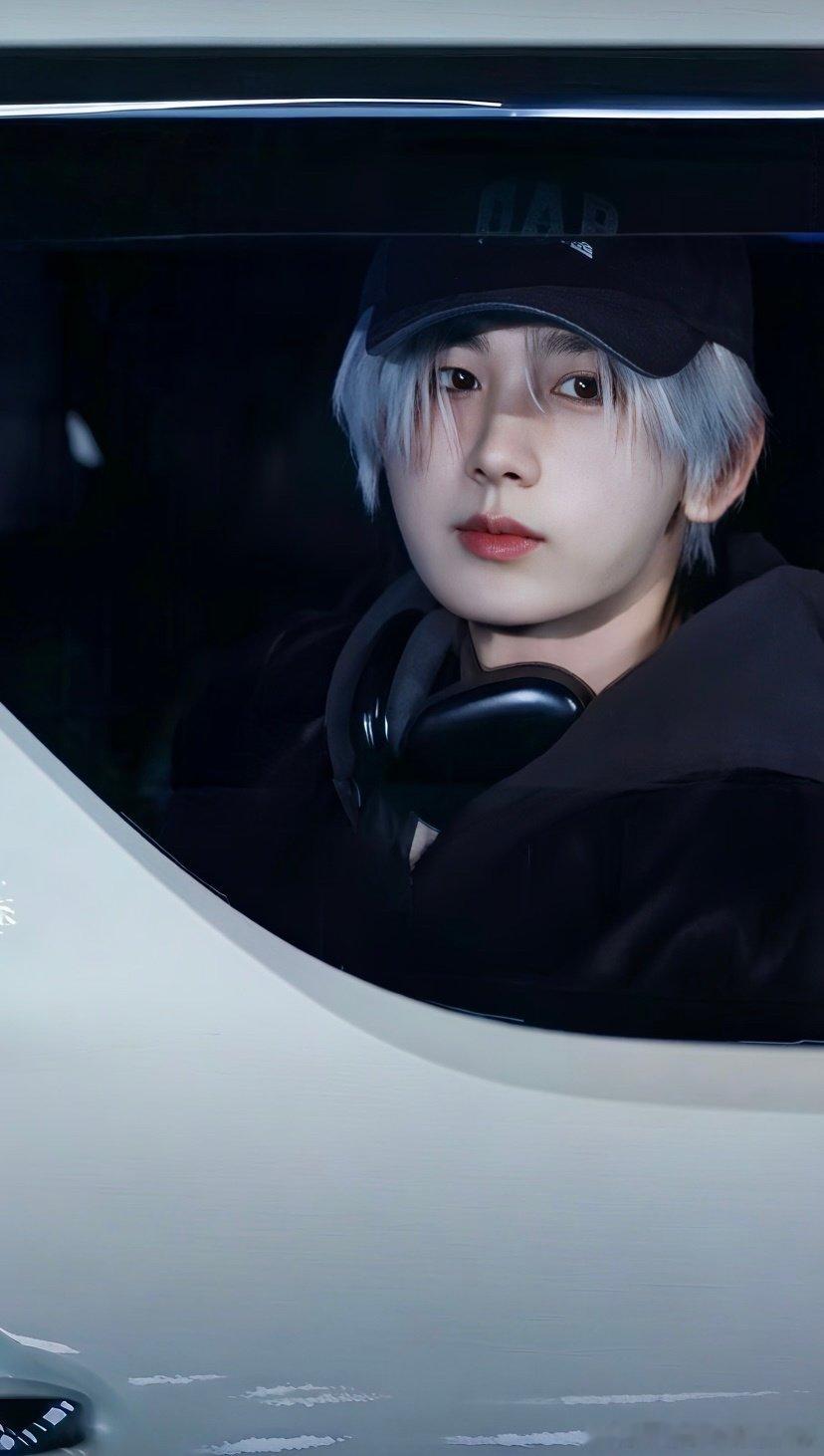 #成毅白发#cy#成毅#
这一头现代白发从来不是单纯的视觉惊艳，而是角色背负过往的具象印记，成毅用细腻内敛的表演，将林彦廷理性之下的脆弱与孤勇揉在一起，安静站着，就写满了故事。#成毅[超话]# ​