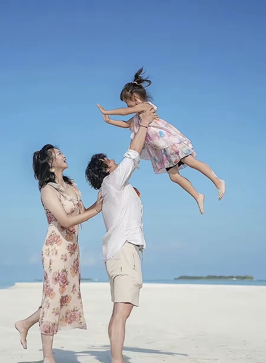 惠若琪晒出一家三口马尔代夫出游画面，引发网友热议。曾经赛场上飒爽高挑的女排姑娘，如今褪去运动员的凌厉，多了几分烟火气。

35岁的惠若琪身形圆润，脸上线条柔和，略带小肚腩，和昔日赛场苗条模样判若两人。不少网友感慨差点认不出，调侃这是实打实的“幸福肥”。

五岁的女儿小年糕格外惹眼，年仅五岁身高已经达