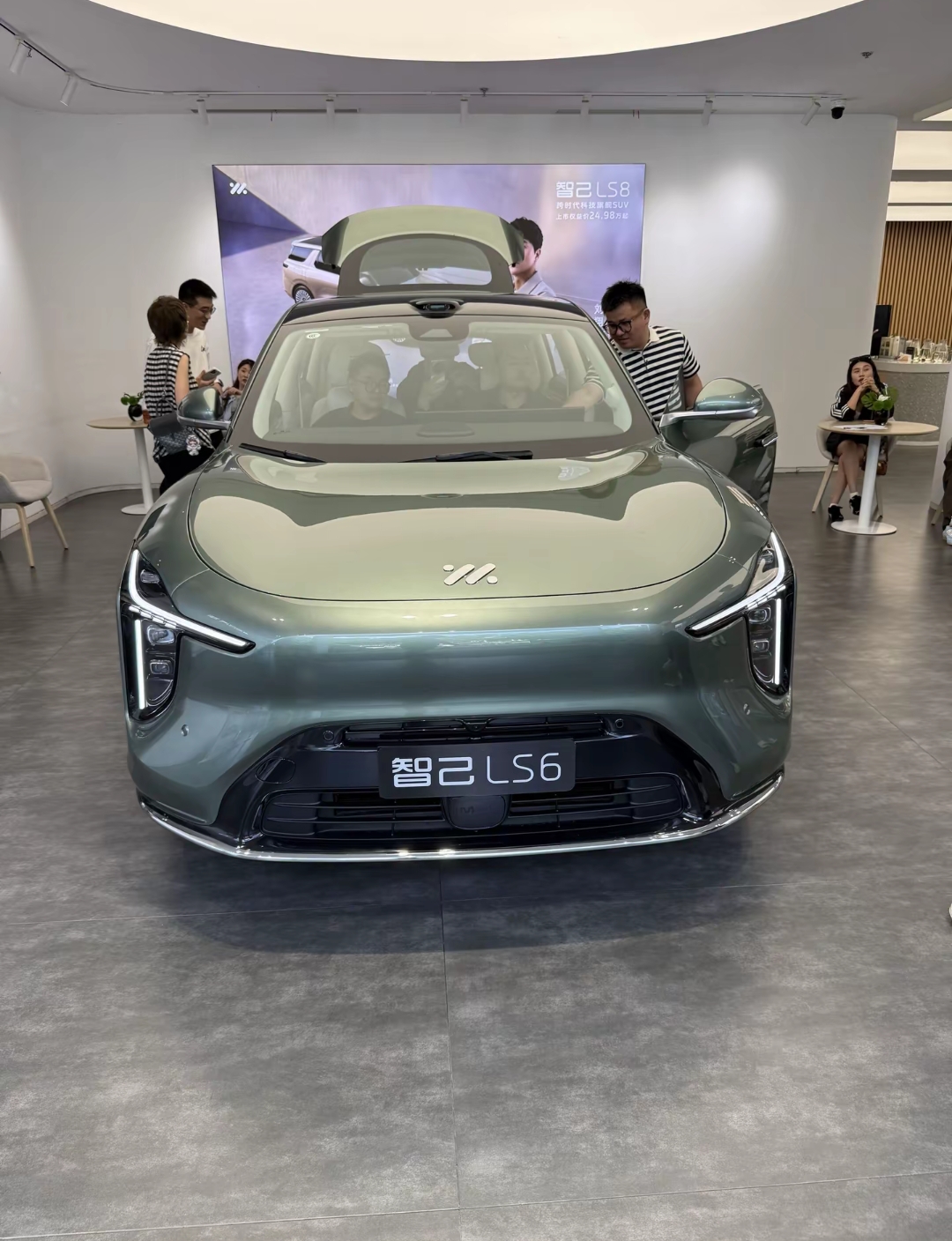 最近抽空预约了智己LS6的试驾，之前总担心这种尺寸的SUV，开起来会笨重，跑完一圈，想法改观不少，跟车友们聊聊路上的感受。
我平时常开油车，刚上手的时候，电门的反馈很好适应，输出很线性，不会一踩就猛地窜出去。最让我印象深的就是它的转向表现，车身看着不小，但在地库掉头、小区窄路错车的时候，明显比同尺寸