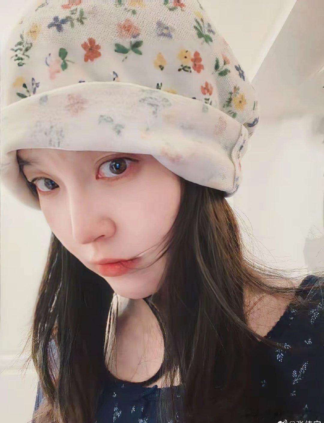 张佳宁分享孕期自拍，气色柔和清爽，整个人松弛又好看。 ​