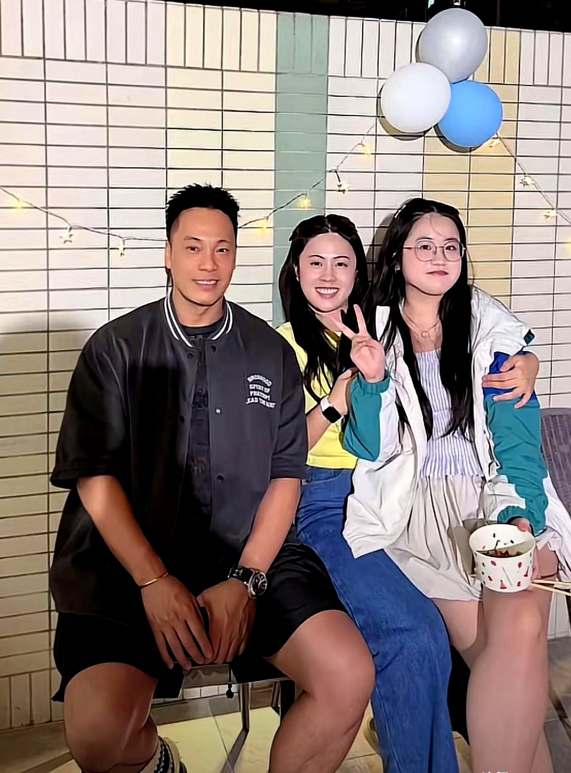 家庭低调露面引发关注，打破了以往对“家庭不和”的猜测。  华华的婆家大...