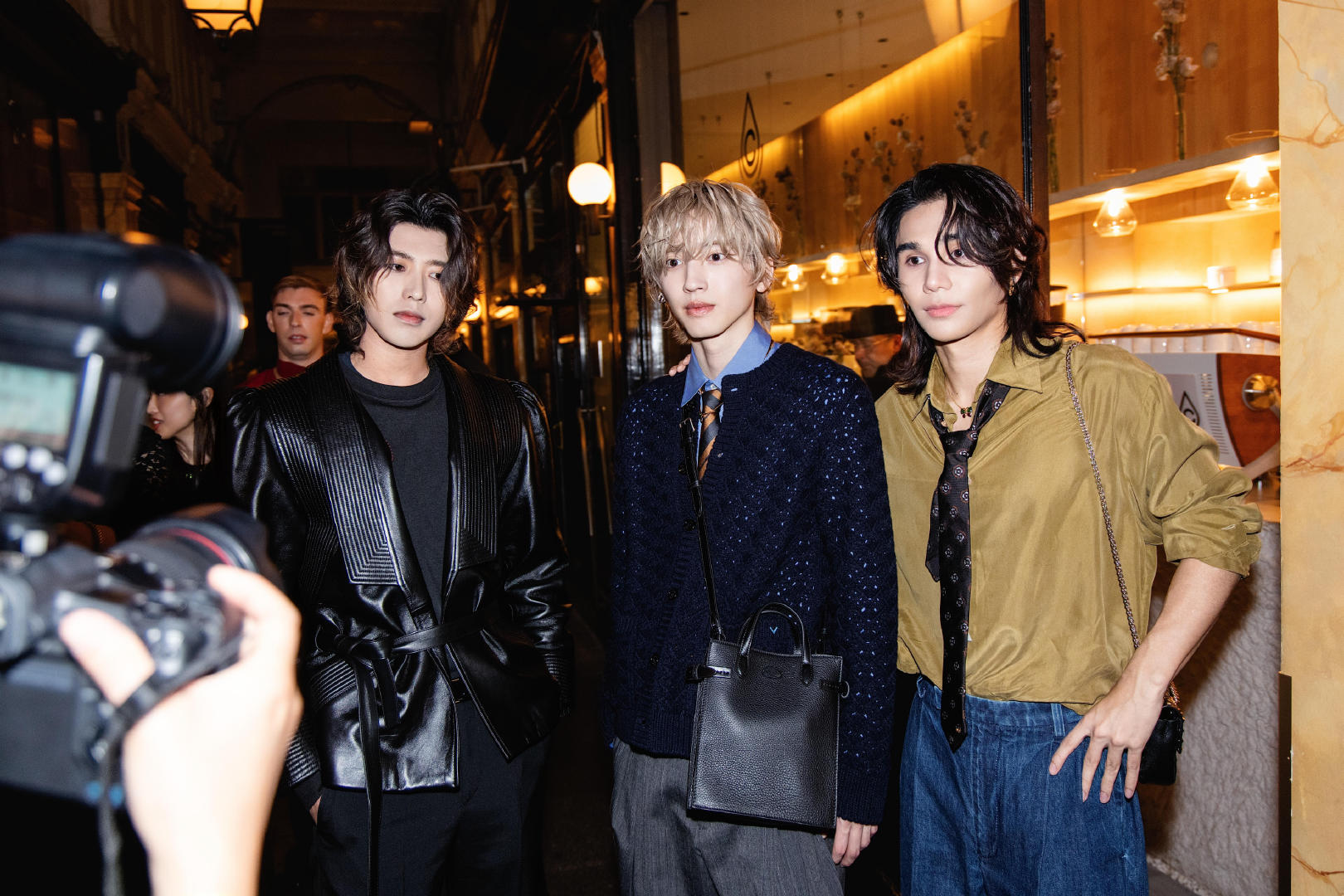 #贵公子蔡徐坤# [哈哈]#蔡徐坤巴黎时装周# 
蔡徐坤华伦天奴晚宴合照
(其他人看镜头又不叫我哥[允悲][允悲][允悲]) ​