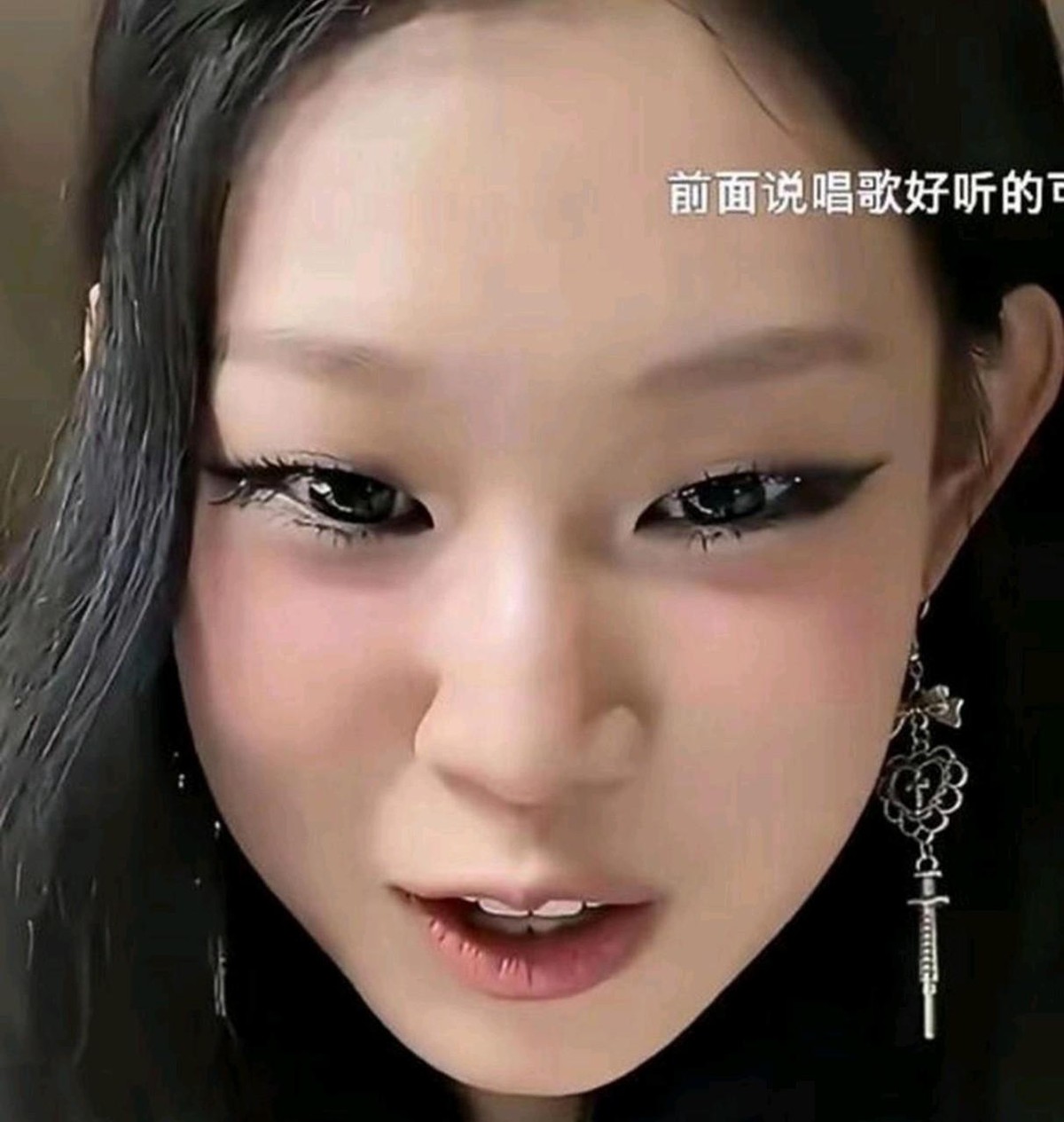 沈佳润开播第一句话，没打招呼，没念台本。她对着镜头说：“我请示一下，我能不能喝个水。”手搁在杯子旁边，没拿起来。这是她打歌结束后的首场直播，素颜，没有脚本。弹幕刷的是：你喝你喝。
一个连喝水都要先问一声的人，2025年6月在韩国发的首张专辑，首周实体销量65张。部分日期销量近乎为零，第3天只卖出1张