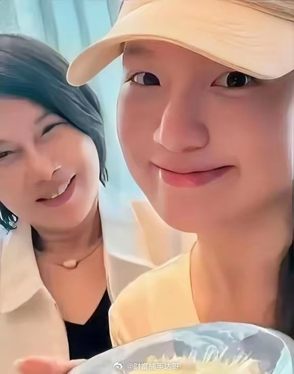 看来孟羽童是真的很感恩董明珠！
这次董明珠过72岁生日，孟羽童亲自去珠海陪她过生日，两个人还拍了拿着蛋糕的亲密照，董明珠看着孟羽童的眼神更像看自己闺女一样。
曾经两个人闹得沸沸扬扬，或许真的早就冰释前嫌了吧，孟羽童多次发文感谢董明珠的知遇之恩。
哪有永远的敌人，只有永恒的利益。 ​