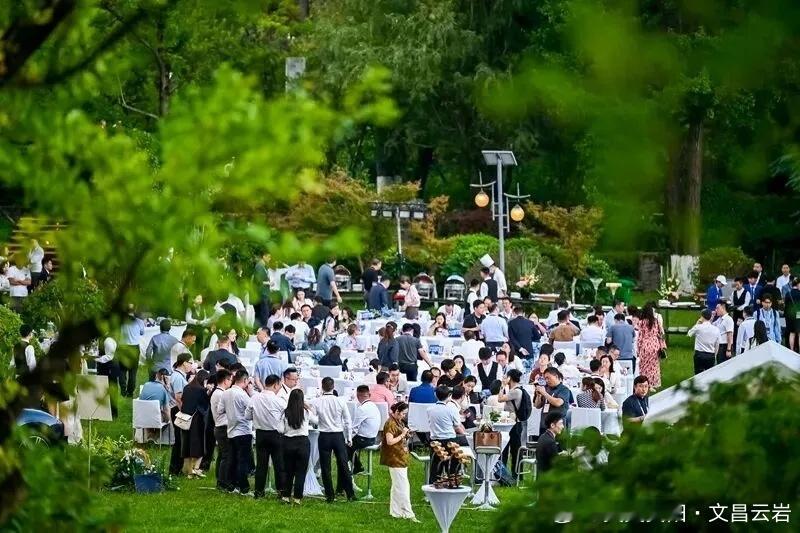 【聚焦2026数博会｜2026数博会DATA之夜将于8月28日晚举行】（来源：人民网）

日前，记者从中国国际大数据产业博览会执委会获悉，由国家数据局主办、贵州省人民政府承办的2026中国国际大数据产业博览会（简称“2026数博会”）将于8月28日至30日在贵州贵阳举办。开幕式当晚，2026数博会DATA之夜将正式举 ​