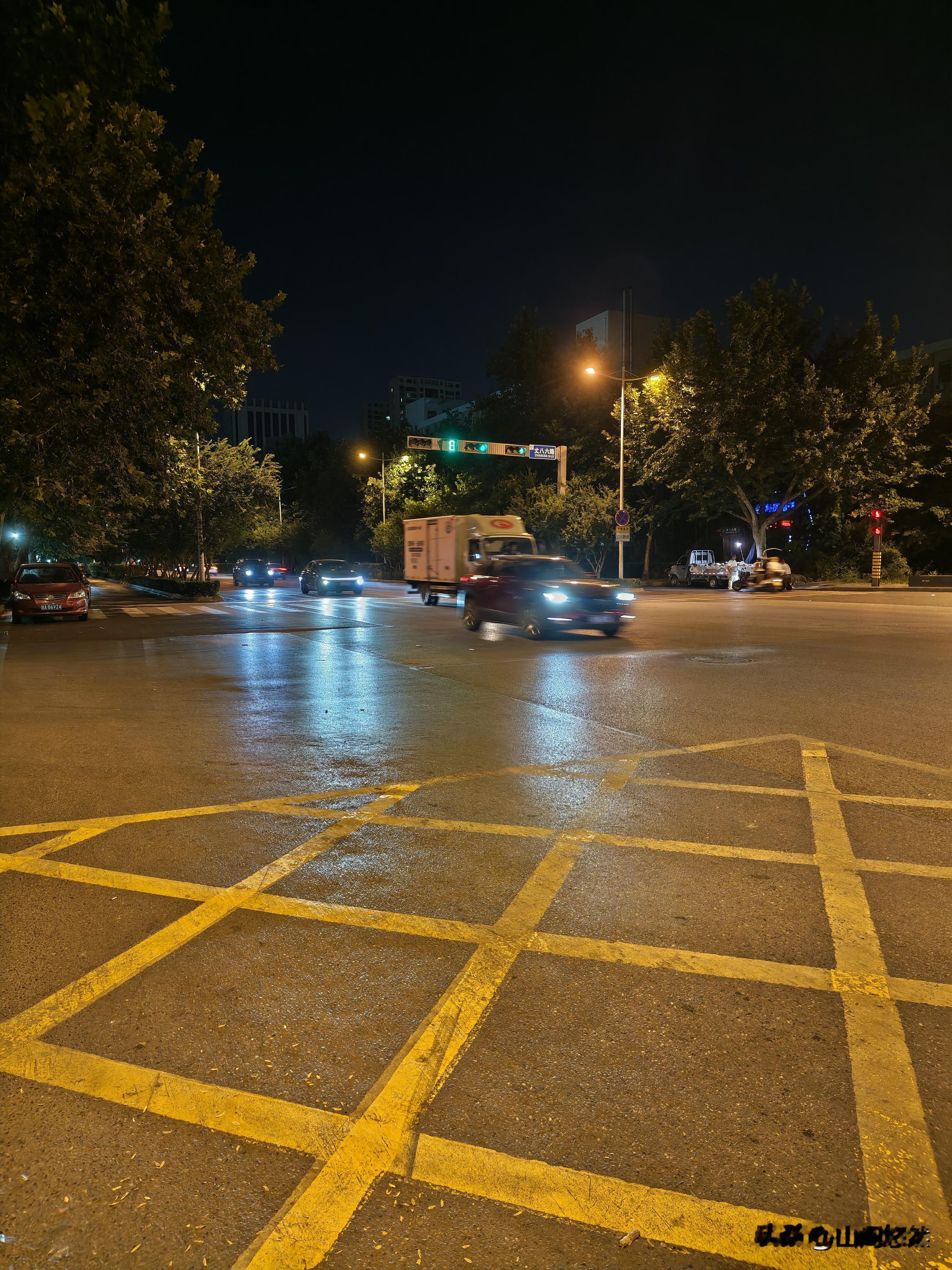 今夜很凉爽，走出小区站在这路口，看车来车往。想起刚拿驾照那会儿，就想买辆熟于自己的轿车，无论怎么和家人说，始终都没人松口，原因是我一个给人打工的底层，挣不了几个钱，还非要破费大量钱款买车，光车辆一年的费用，没准我都上班挣不够，还是消消停停骑自行车