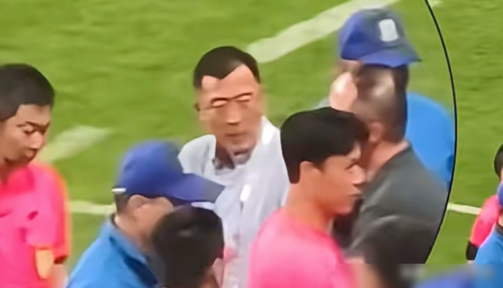 就因为朝看台比了个圆，韦世豪这赛季直接结束。
9月6日客场打河南，赛后他和看台球迷杠上了，手一抬又画了个圆。足协8日开听证会，11日定性挑衅公众，按第六十一条最低档，停3场，罚3万。他本来就背4黄自动停1场，这一下4场没了，后面中超全泡汤。
可同一场，河南球迷往场内扔水瓶纸杯，赛区只吃了个警告。