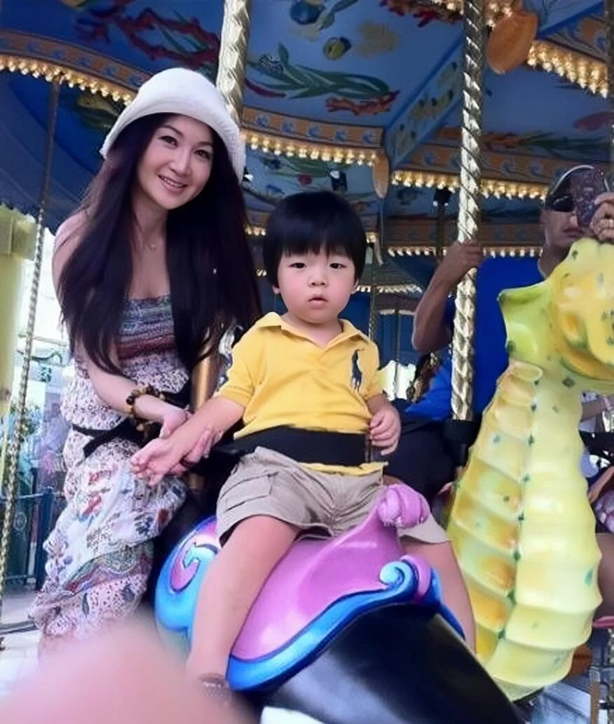 温碧霞和她儿子小时候合影 好可爱的宝宝