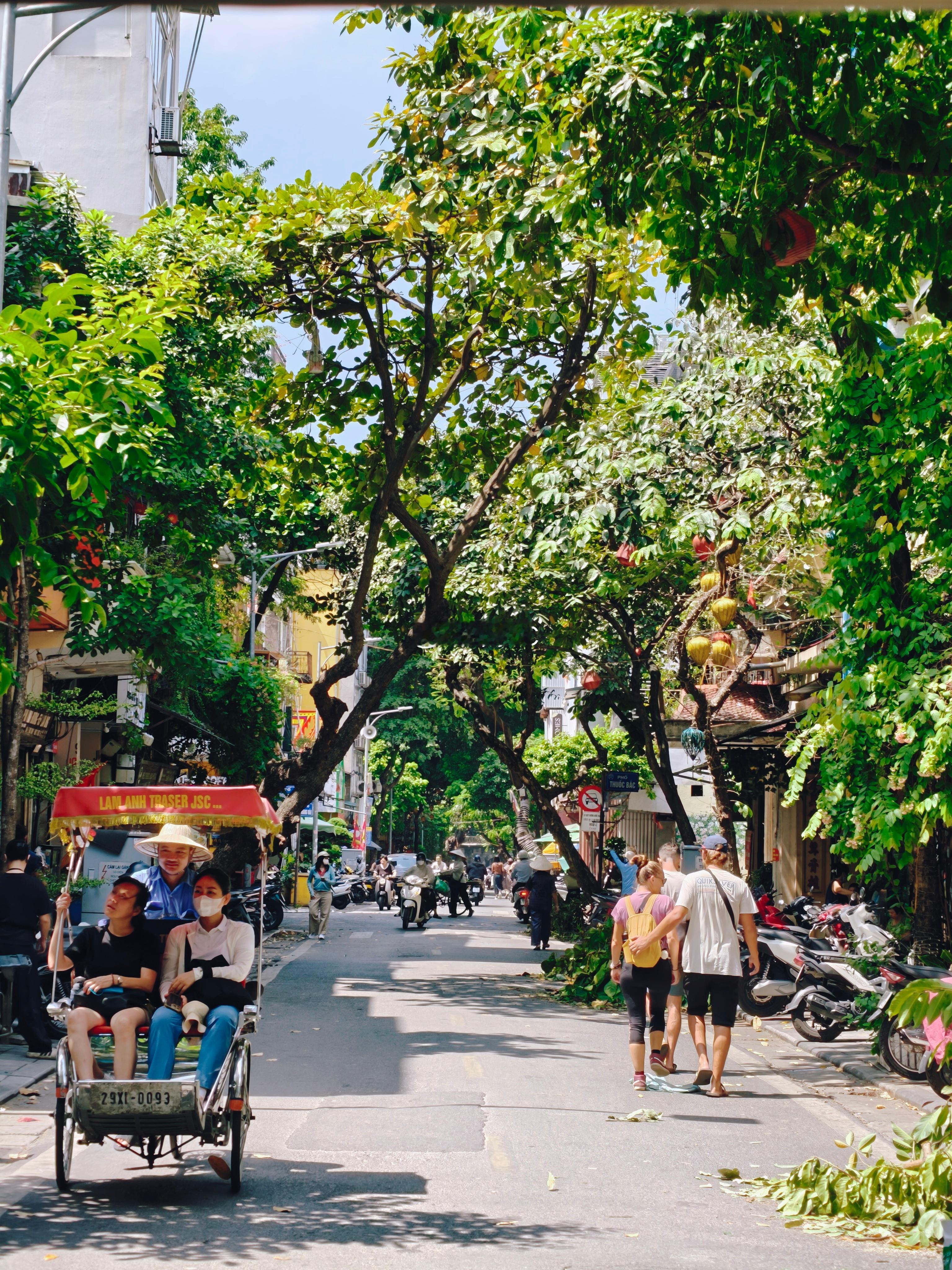 越南现在成了热门旅游地[捂嘴哭]尤其对广西人来说，去越南太快太方便了，坐个车就能到，完全没有出国的感觉，更像是去隔壁一个县城。在河内呆两天，明天飞岘港。 ​​​