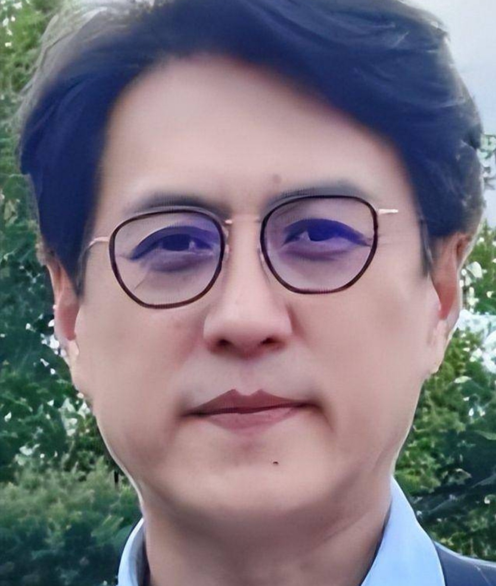 自带沉稳气场！独特气质究竟藏在哪里～
不少观众感慨，靳东只要静静站在镜头前，无需多言，人物氛围感瞬间拉满。
这份大家口中的精英气场，并不单单靠外形打扮堆砌而成。
源于长年拍戏沉淀下来的阅历，还有对待演艺事业那份敬畏之心。
深耕演技，静下心揣摩每一个角色；生活低调内敛，很少制造八卦噱头。
时