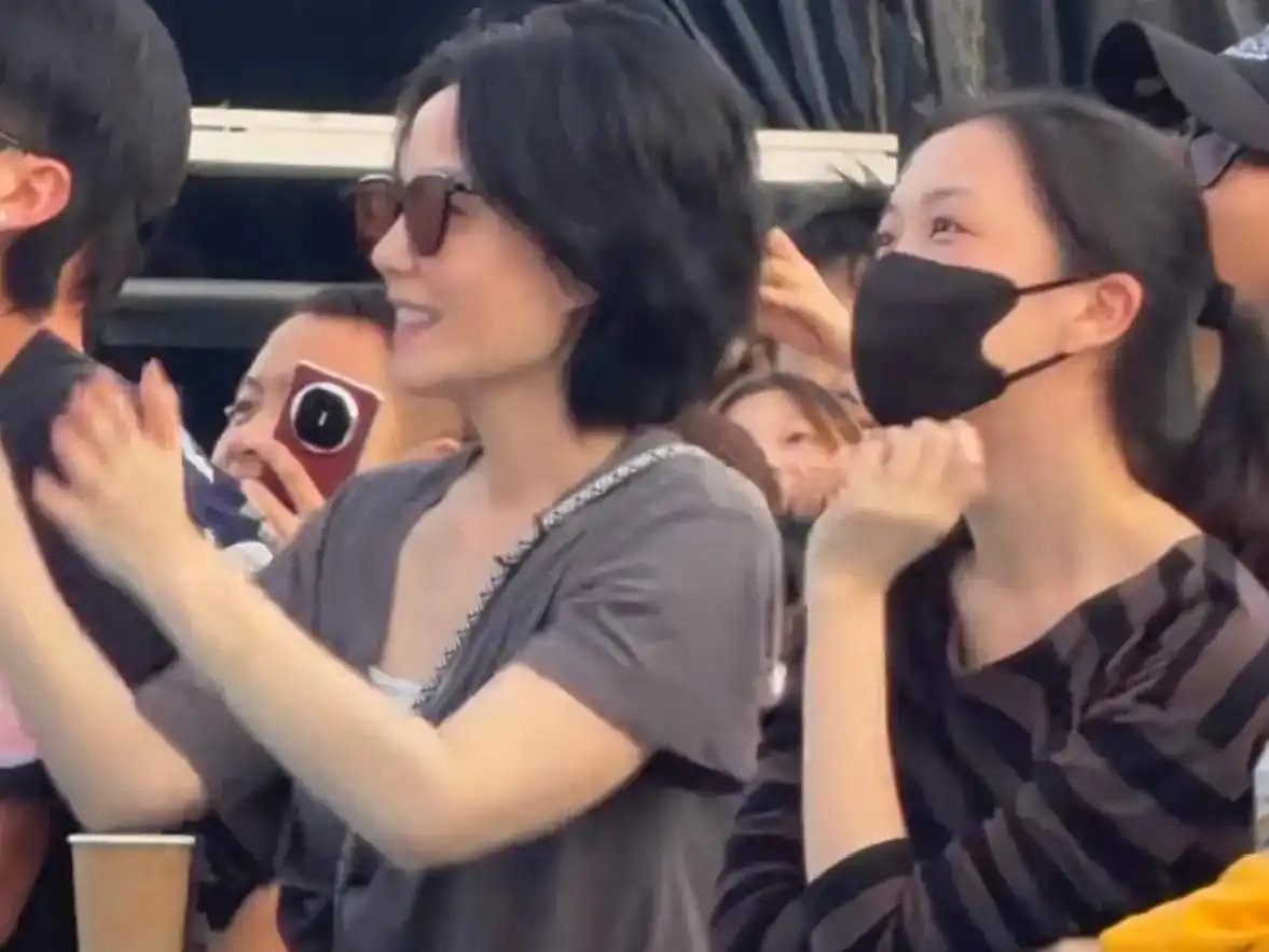 王菲和李嫣一起来看窦靖童演出，都是简单大方穿搭，被抓拍时躲闪。 ​