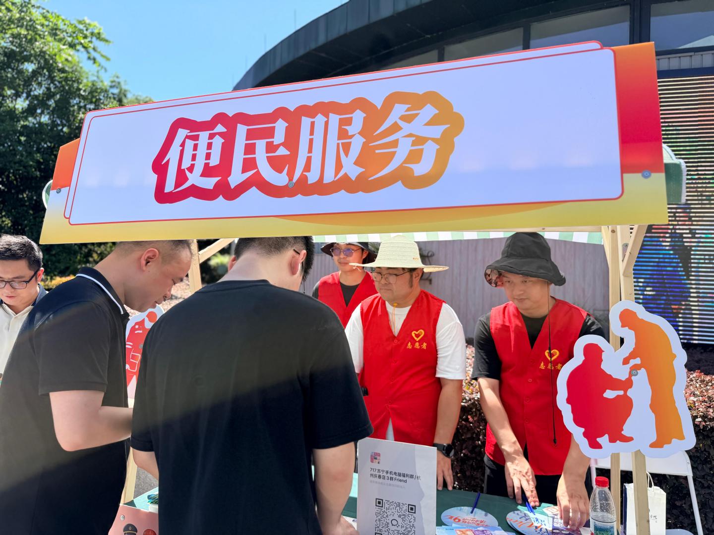 【十年坚持！杭州城管驿站关爱一直在线】7月15日上午，“暖心十年·‘驿...