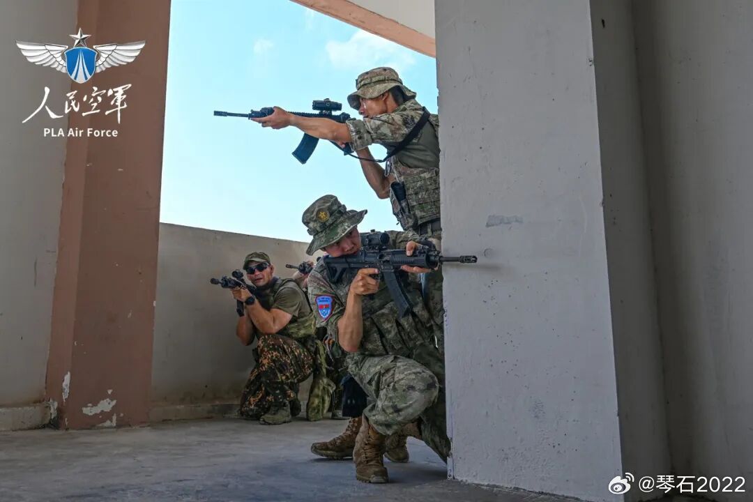 白俄装备不行啊
8月19日起，中国与白俄罗斯“神鹰-2026”空降兵联合训练转入综合演练阶段。此前，两军参训官兵已在空军某训练中心完成基础强训、协同精训，为演练升级打下坚实基础。

#中国空中力量##烽火问鼎计划##中国周边战略# ​