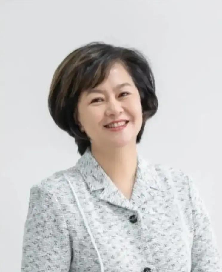 1999年，鞠萍向丈夫提出了离婚，丈夫却提出孩子和钱只能带走一样。鞠萍一听就知道他打的什么主意。可鞠萍不忍孩子留在这里，最终放弃了财产。
 
搬进宿舍第一个晚上，儿子缩在小床上问：“妈妈，我们以后都住这儿吗？”
 
鞠萍把最后一件衣服叠好，放进纸箱。“这儿离你幼儿园近，妈妈上班也方便。”
 
孩子没