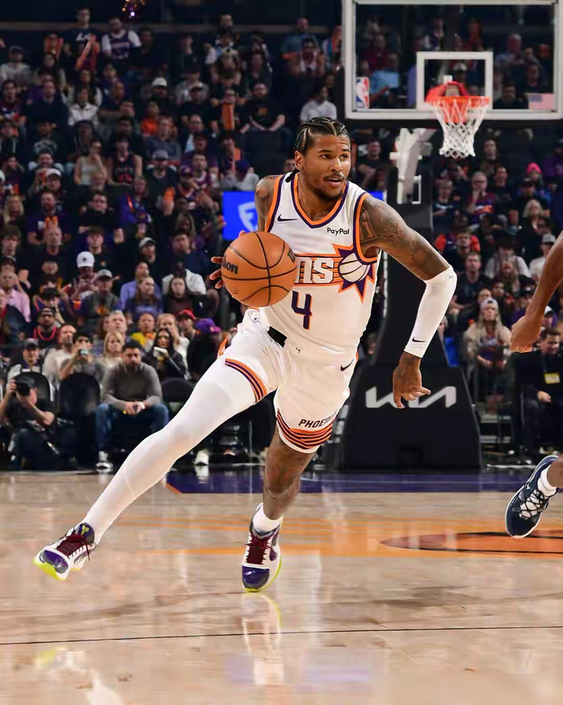 杰伦格林，被火箭交易后，在太阳场均18分，最近3场轰下72分。 火箭...