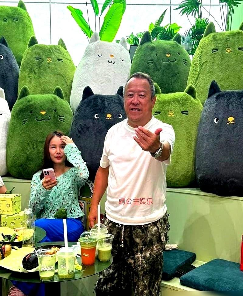 张学友和梁朝伟的花篮摆在街边，曾志伟正蹲在店门口给一个阿婆装菠萝包。

他没穿西装，套了件旧休闲衫。佛山岭南天地这家新开的面包店，最便宜的吐司只卖11块。开业这天，1200个面包被街坊抢空。

有人举起手机要合影，他不仅没躲，还主动侧过身子帮对方找迎光面。卸下高管头衔，这个在圈子里摸爬滚打五十年的老